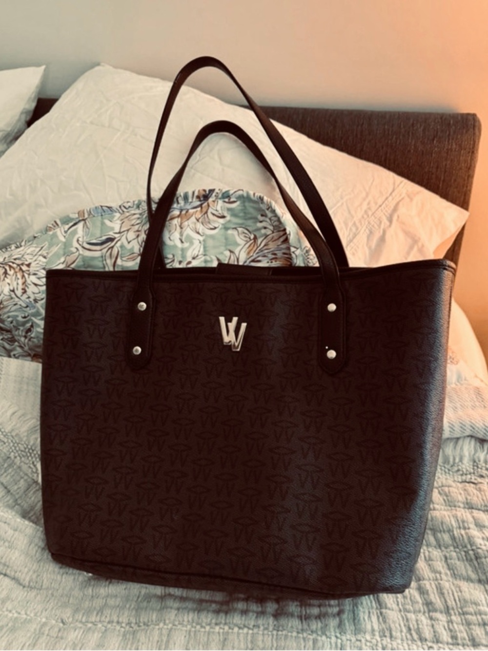 New black tote bag